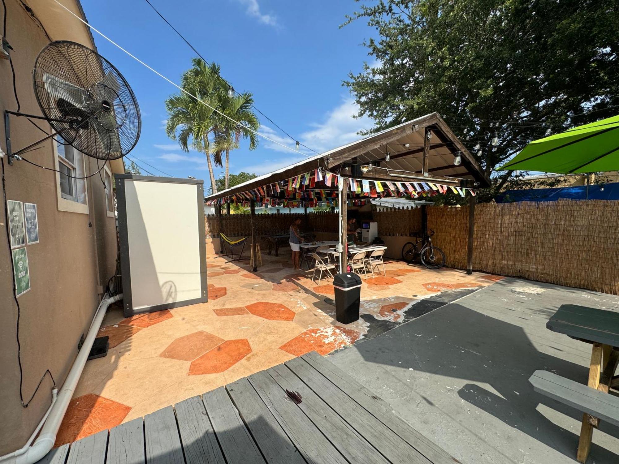 Wynwood Beds Hostel Miami Bagian luar foto